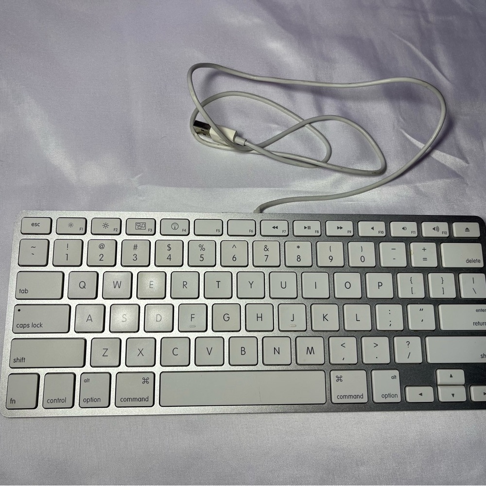 Apple A1243 Wired Keyboard White Slim USB Full Size‎